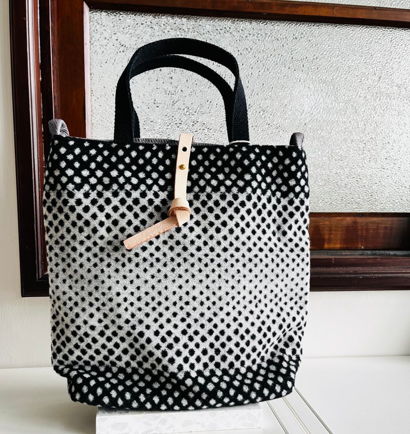 Polka Dot Wool Tote Bag - กระเป๋าถือ - ขนแกะ สีดำ