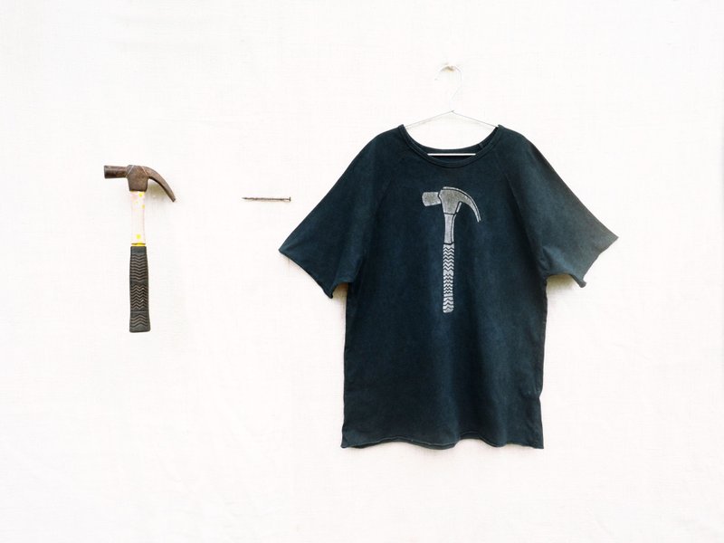 An old hammer. Organic unisex indigo dyed t-shirt - 帽T/大學T - 棉．麻 藍色