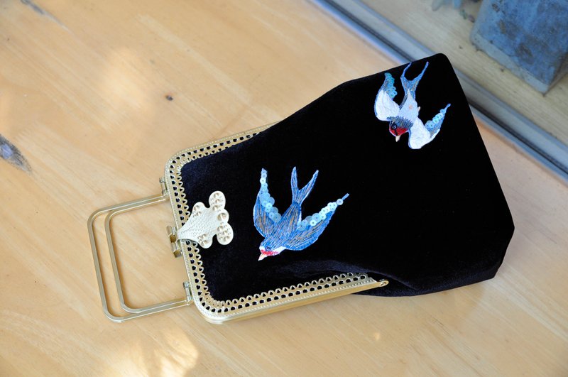 Swallow Embroidery Handbag Crossbody Bag - กระเป๋าแมสเซนเจอร์ - วัสดุอื่นๆ 