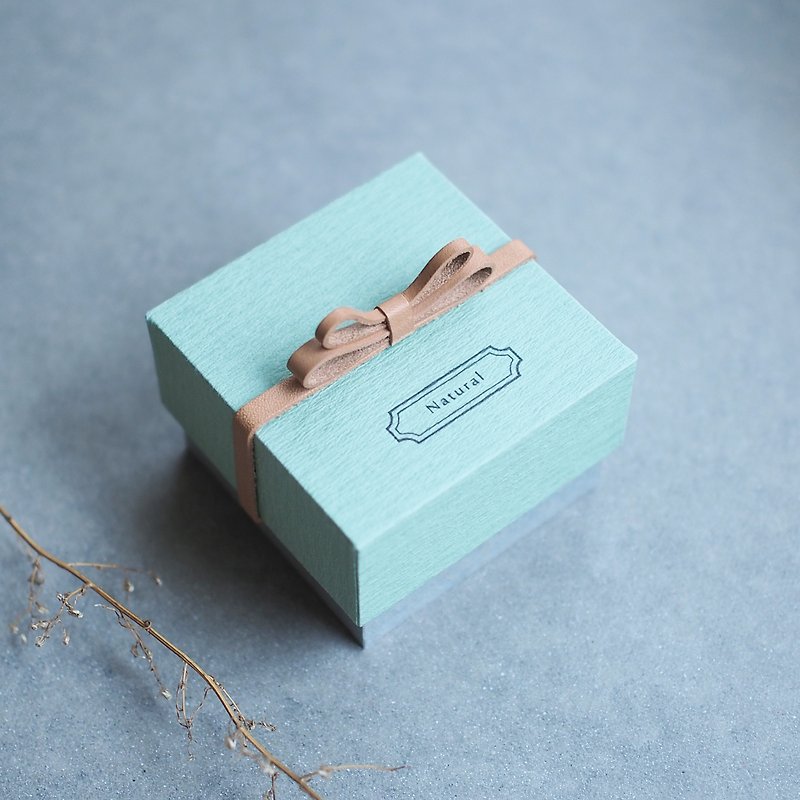 Engravable/Natural Mint) 55x55mm Butterfly ribbon Convey your feelings Gift box with genuine leather Paste box Sharp corners / Inner paste finish - วัสดุห่อของขวัญ - กระดาษ สีเขียว