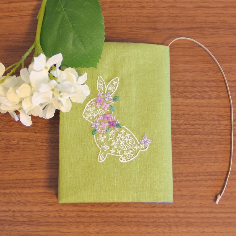 ブックカバー　紫陽花うさぎ　刺繍　若草色 - ブックカバー - 刺しゅう糸 