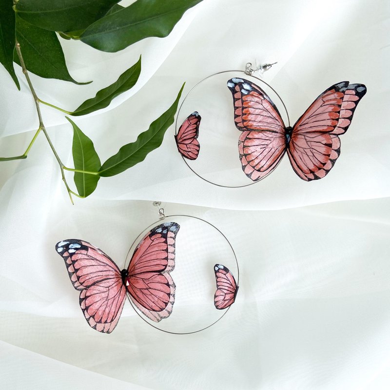Butterfly hoop earrings, dainty aesthetic earrings - ต่างหู - วัสดุอื่นๆ สึชมพู