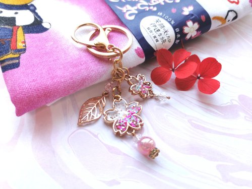 No37・桜の花とキツネさんのキーホルダー・ハンドメイド・レジン
