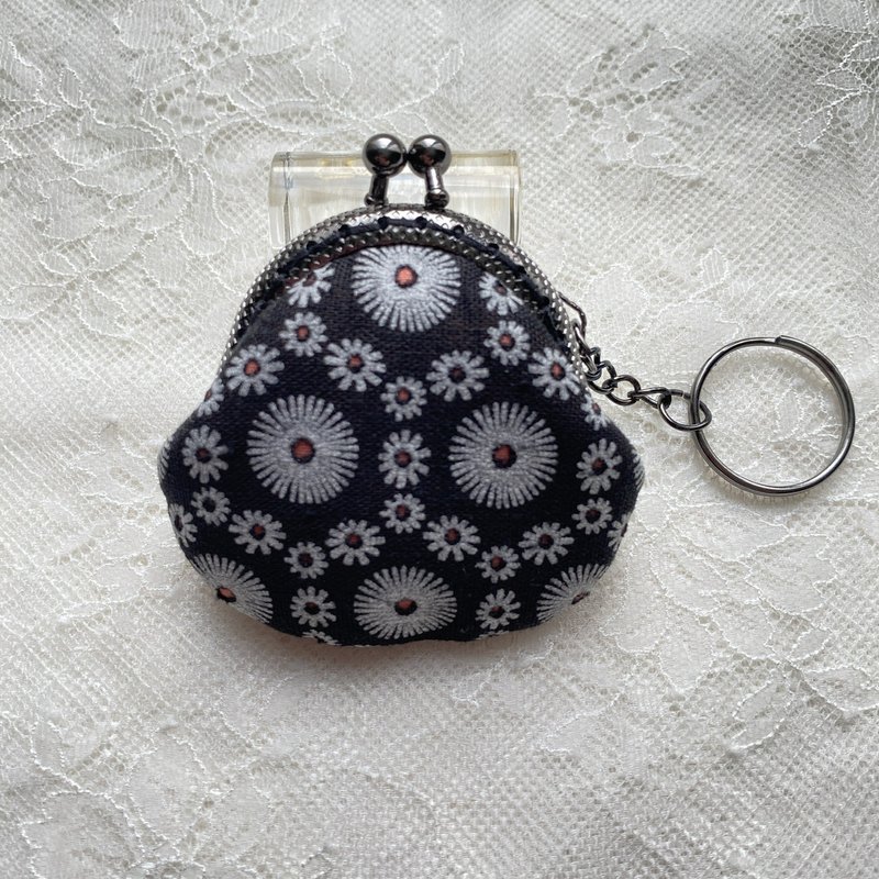 Jacquard lining design kiss lock bag keychain - กระเป๋าใส่เหรียญ - ผ้าฝ้าย/ผ้าลินิน 