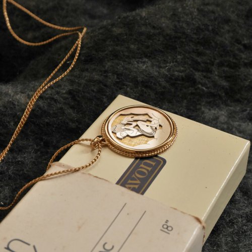 AVON社製　ビンテージロボット型 ネックレス　【希少】 AVON” Juliet Cross necklace[n-382] ヴィンテージネックレス