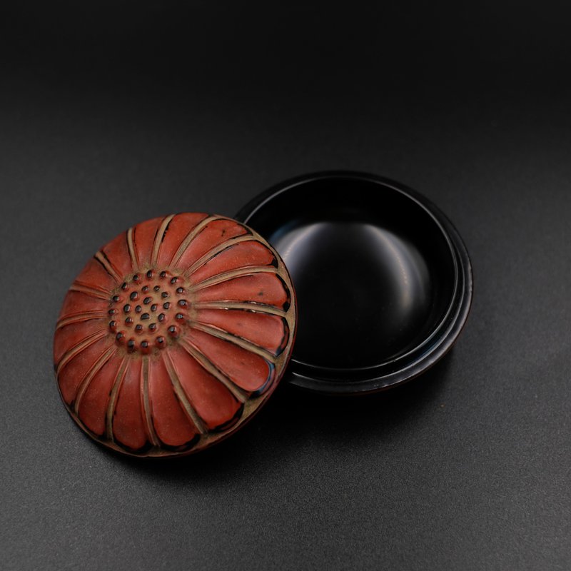 [Japanese ancient art] Shaved red lacquerware chrysanthemum pattern incense box - น้ำหอม - ไม้ 