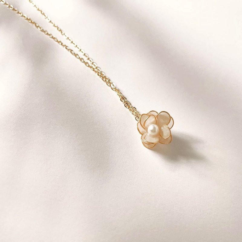 [White Camellia Lovers] Crystal Flower Resin Necklace - Necklaces - Resin White