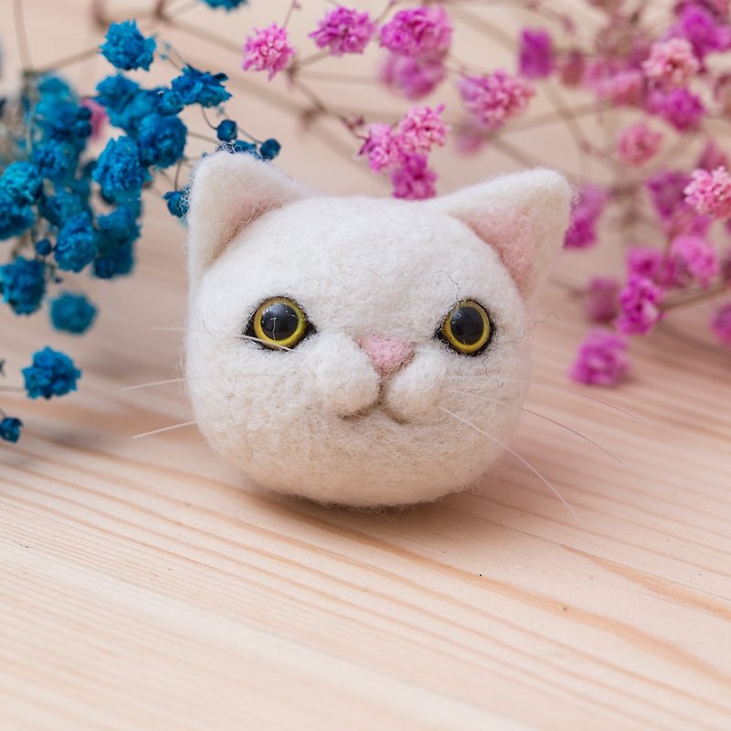 "Three cat cat hand flower" Lucky white cat sheep wool head - Keychains - Wool Pink