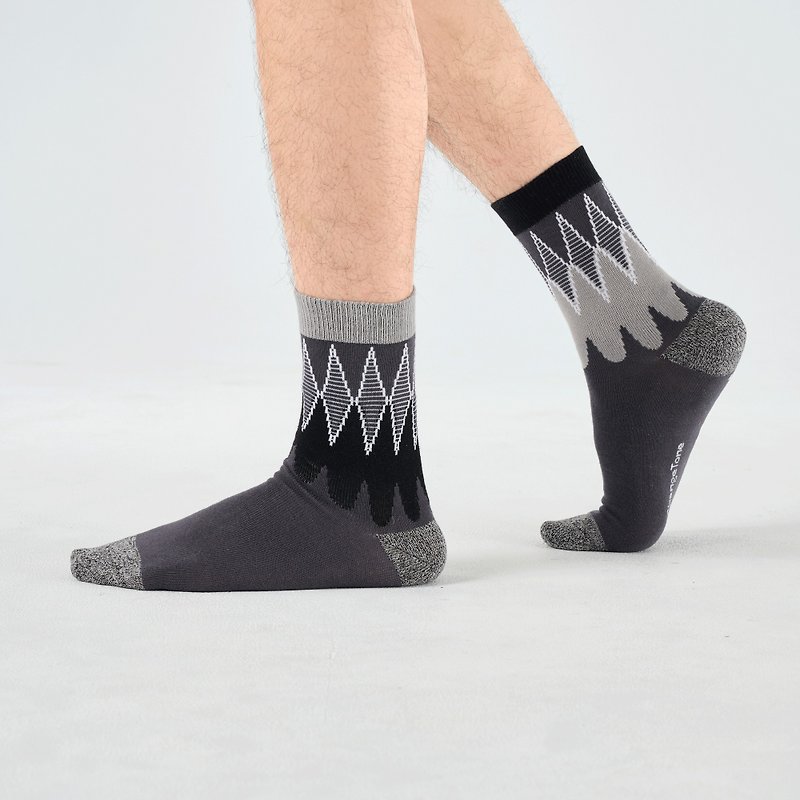 營火晚會/黑(M、L)-MIT設計抗菌中筒襪 - 襪子 - 棉．麻 黑色