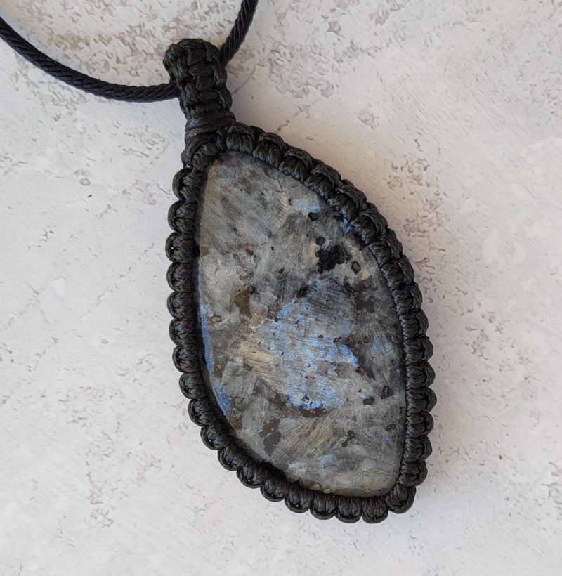 Larvikite (Black labradorite) macrame pendant - สร้อยคอ - เครื่องเพชรพลอย สีเทา