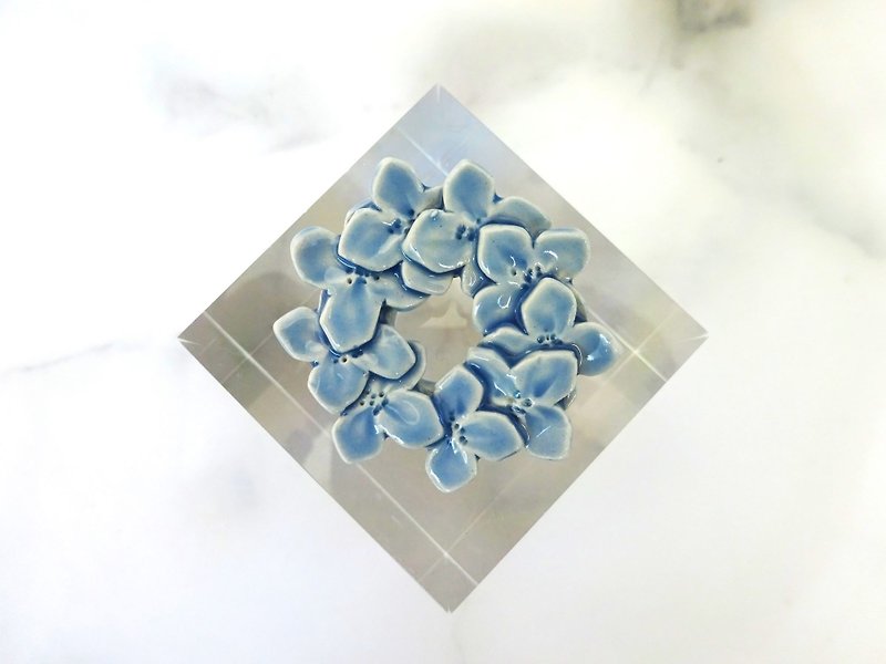 花のbroach  　ニチニチソウ - 胸針 - 陶 藍色