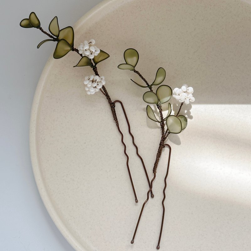 Eucalyptus and White Fruit Hairpin Set of Two - เครื่องประดับผม - เรซิน สีเขียว