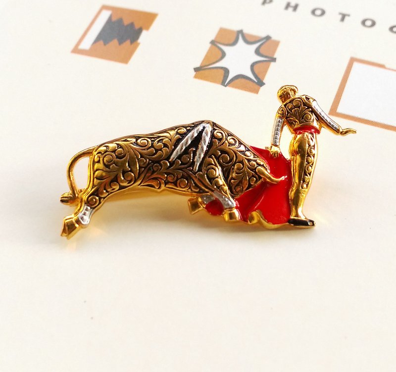 西洋のアンティークジュエリー。スペイン、ダマスカスの DAMASCENE ハンサムな闘牛士のピン - ピンバッジ・ピンズ - 金属 ゴールド