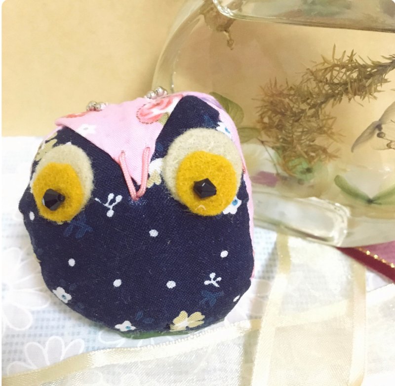 Handmade Smiling Owl Series Keychain Pendant | Rose Midnight Blue (Large) - เย็บปัก/ถักทอ/ใยขนแกะ - งานปัก สึชมพู