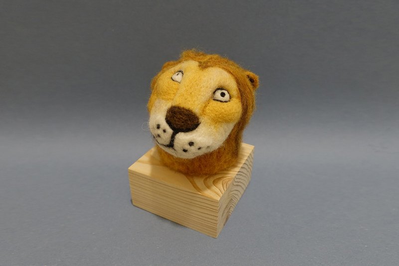 ローリングアイズワールド-疲れた動物-ウールフェルトパインウッドシートデコレーション-アフリカライオン - 人形・フィギュア - ウール 多色