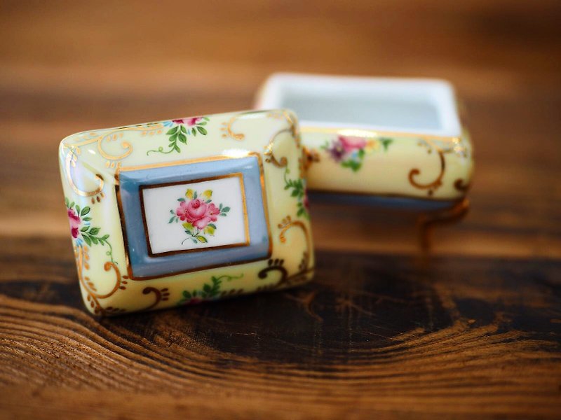 British mini porcelain jewelry box yellow rectangular F section - Items for Display - Porcelain 