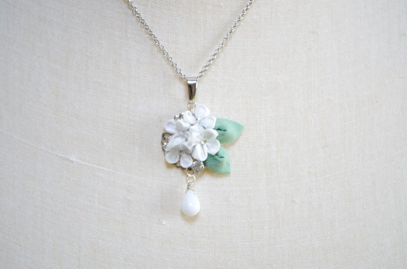 【受注製作】つまみ細工・手染め・銀木犀とチェコビーズのペンダント - ネックレス - コットン・麻 ホワイト