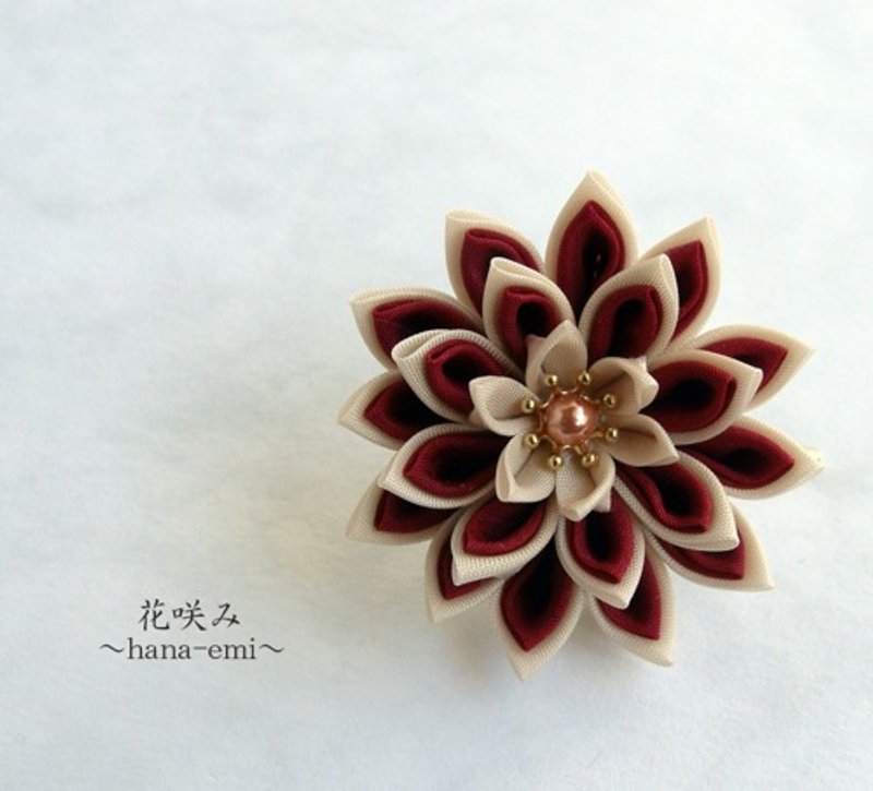 Tsumami Crafts Flower Pony Hook Wine Red x Beige - เครื่องประดับผม - ผ้าฝ้าย/ผ้าลินิน สีแดง