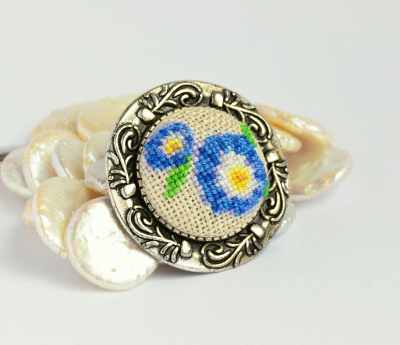 藍色花朵刺繡胸針十字繡花卉首飾手工製作的自然禮物送給女性 - 胸針 - 繡線 藍色