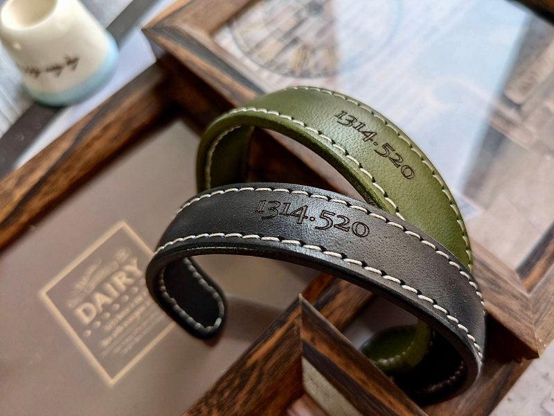 Leather bracelet with Bronze lining leather bracelet [free laser carving] birthday gift vegetable tanned cowhide [pair discount] - สร้อยข้อมือ - หนังแท้ สีเขียว