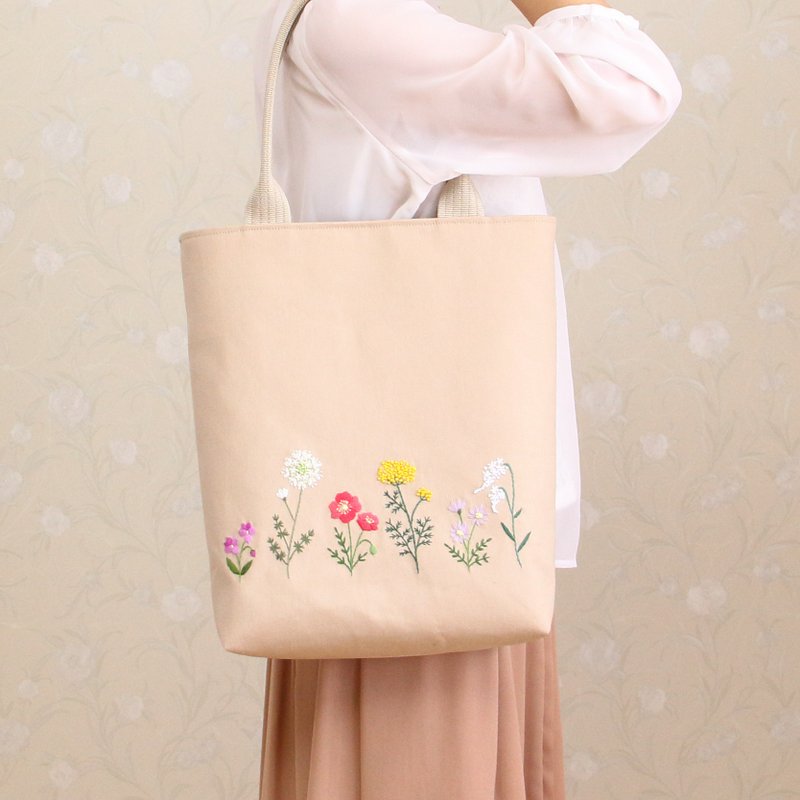 Spring flower lover embroidery tote bag canvas milk tea beige - กระเป๋าถือ - ผ้าฝ้าย/ผ้าลินิน 