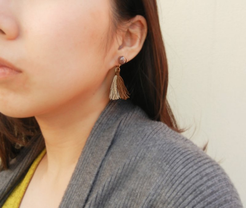 *Coucoubird*color caviar tassel Clip-On/ Brown. Brown - Earrings & Clip-ons - Glass Brown