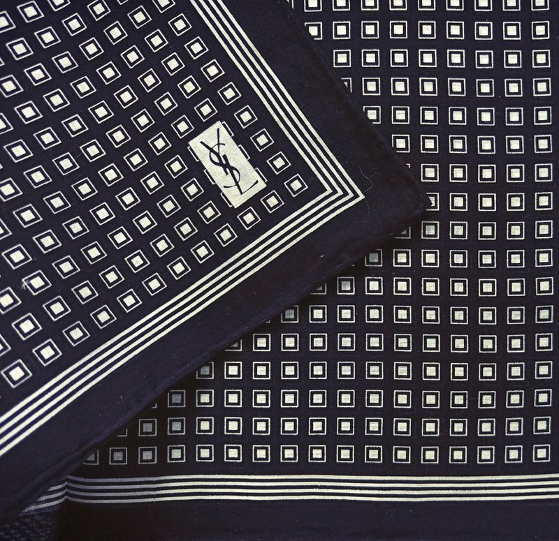 Yves Saint Laurent Vintage Handkerchief Square Dot 18 x 18 inches - 手帕 - 棉．麻 黑色