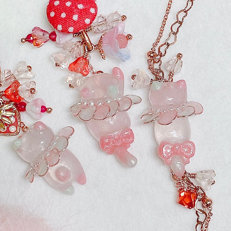 Spring atmosphere little cat glass beads x handmade strawberry beads healing earrings, ear Clip-On/ear acupuncture/bracelet - Earrings & Clip-ons - Resin Pink