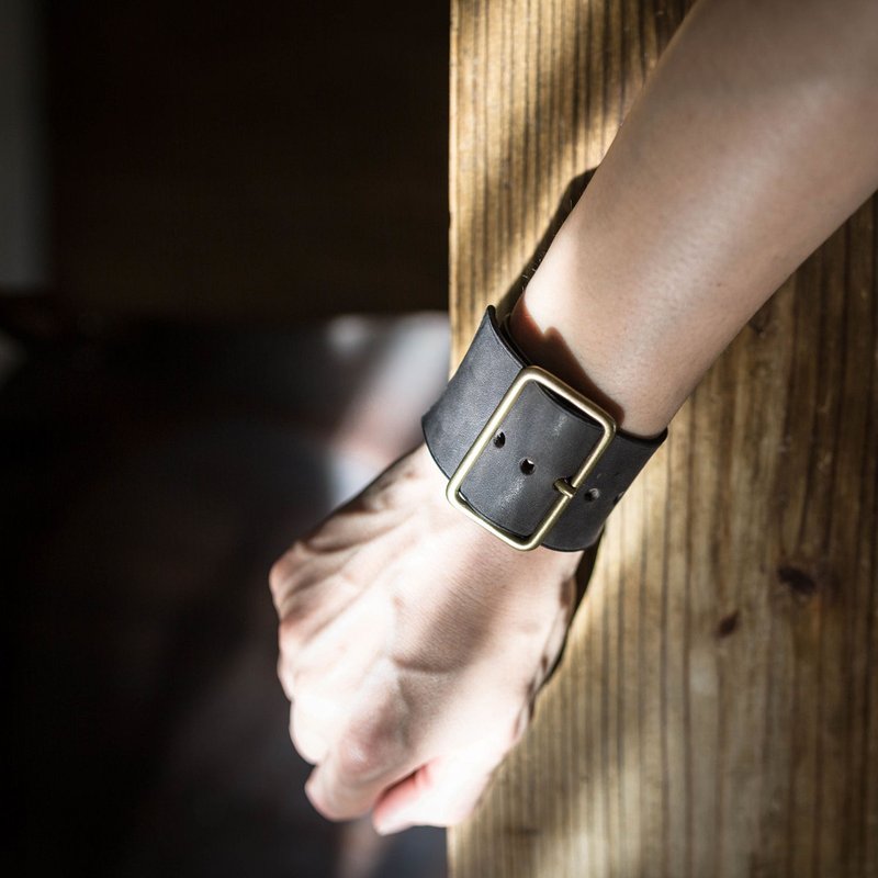 Brass buckle leather bracelet / black - สร้อยข้อมือ - หนังแท้ สีดำ