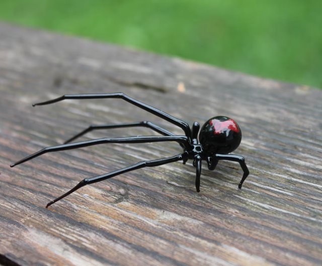 ブラック・ウィドウの愛らしいミニガラススパイダーの置物、ギフトや