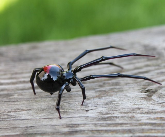 ブラック・ウィドウの愛らしいミニガラススパイダーの置物、ギフトや