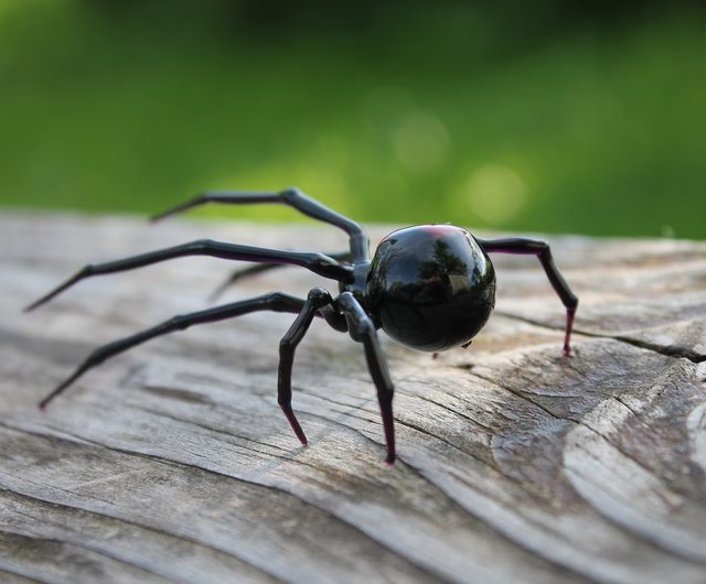 ブラック・ウィドウの愛らしいミニガラススパイダーの置物、ギフトや