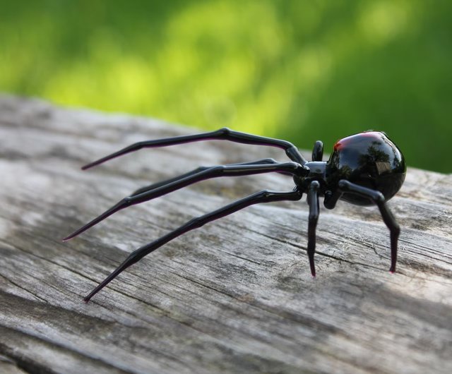 ブラック・ウィドウの愛らしいミニガラススパイダーの置物、ギフトや