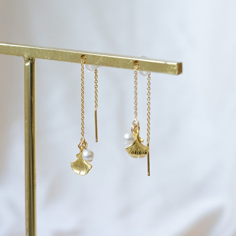 Carved ginkgo pearl 14kgf long chain ear wire pearl earrings - ต่างหู - เงินแท้ สีทอง