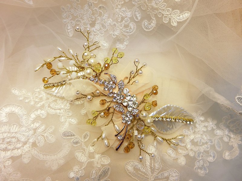 ビュッフェ式の結婚式。ヨーロッパスタイルで飾られた幸せな花嫁の頭飾りの上に置きます。手作りブライダルヘッドドレス-C-0052から1 - ヘアアクセサリー - 金属 ゴールド