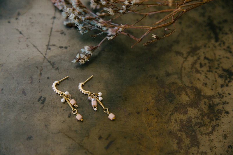 Daily collocation x elegant pink pearl earrings for party banquet // ER080 - ต่างหู - วัสดุอื่นๆ หลากหลายสี