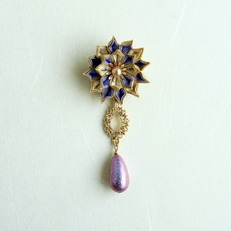 花と揺れるシャイニーパールのブローチ　つまみ細工　紫 - ブローチ - コットン・麻 パープル