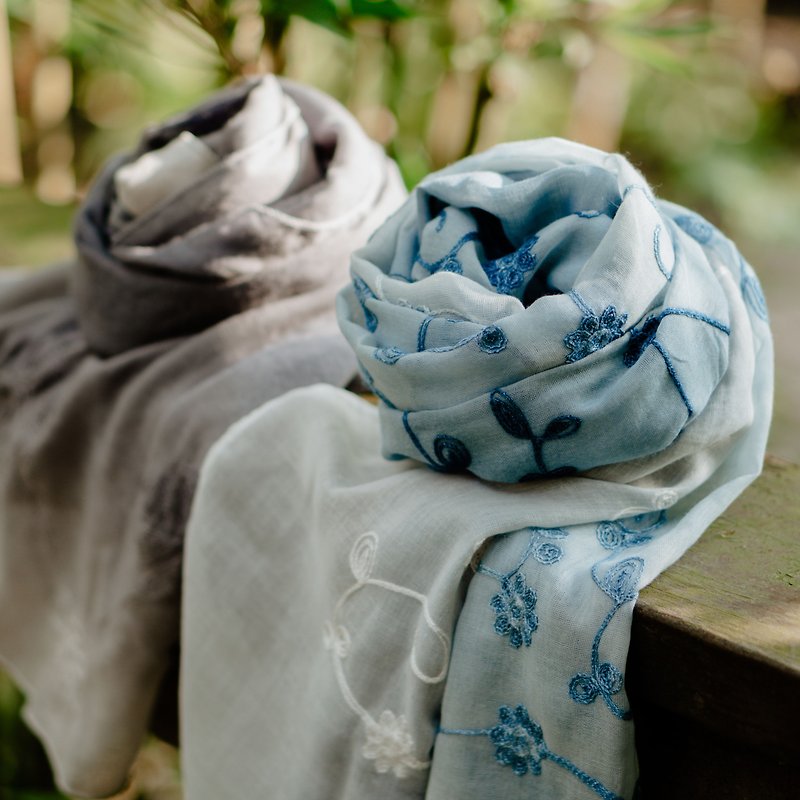 Embroidered hand-woven cotton scarf blue dye/ink tree - ผ้าพันคอถัก - ผ้าฝ้าย/ผ้าลินิน 
