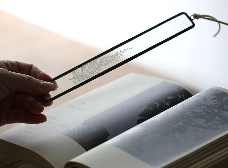 Plant illustrated book∣Pure white black fern∣Glass inlaid∣Flower label bookmark - Bookmarks - Plants & Flowers White