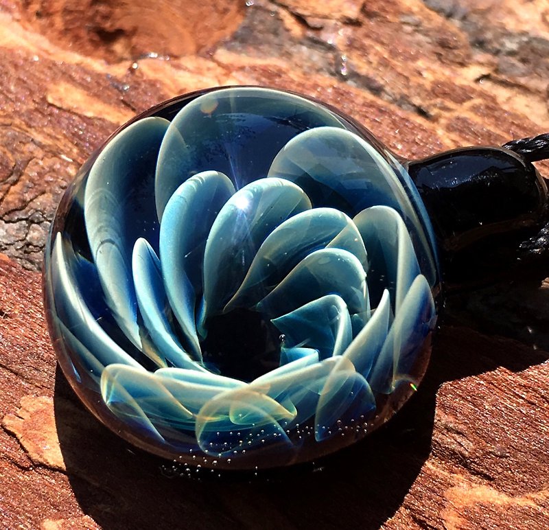 boroccus  Solid geometry flower pattern  Thermal glass pendant. - สร้อยคอ - แก้ว สีน้ำเงิน