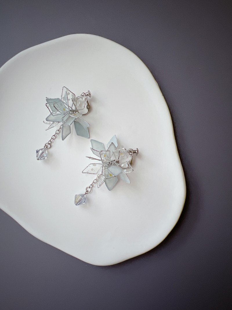 Frozen Heart Snowflake Dangling Resin Earrings - ต่างหู - เรซิน สีน้ำเงิน