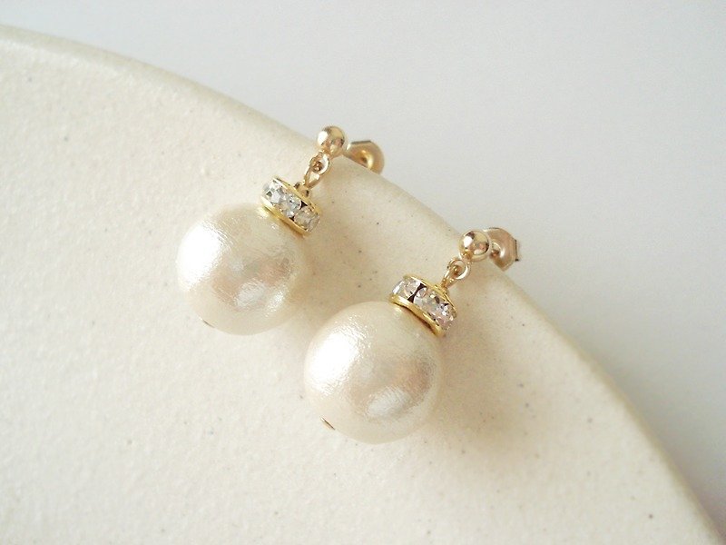 Cotton pearl and Rondelle Bead with Crystal Rhinestones, stud earrings 耳針式 - Earrings & Clip-ons - Cotton & Hemp White