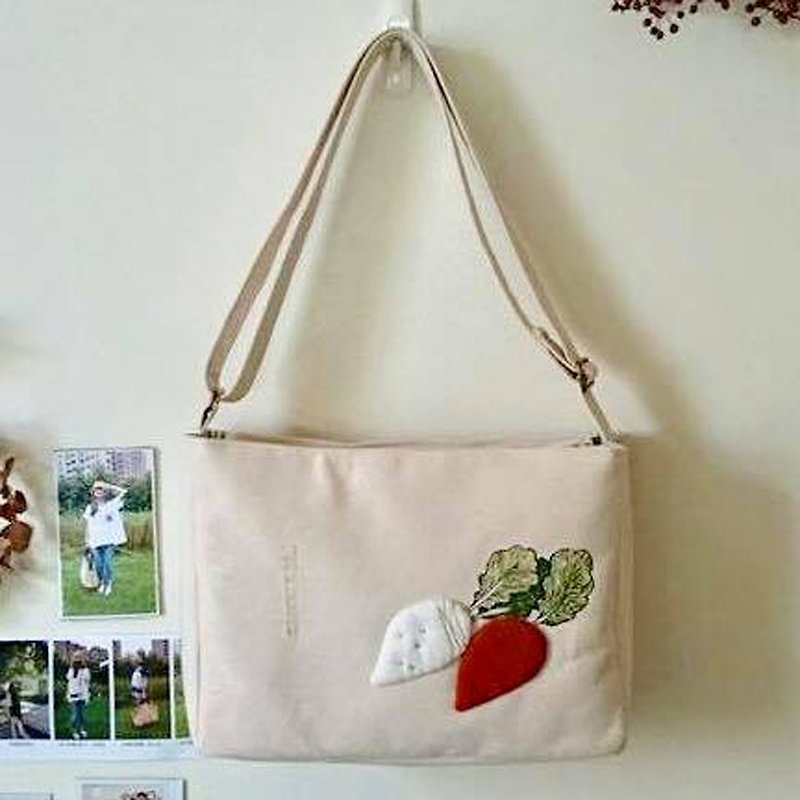 Red and white radish cross-body bag/white background - กระเป๋าแมสเซนเจอร์ - ผ้าฝ้าย/ผ้าลินิน สีส้ม