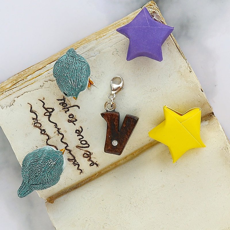 Letter wooden charm - V - พวงกุญแจ - ไม้ สีนำ้ตาล