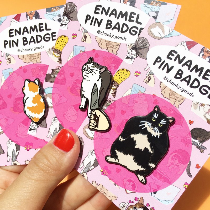 The Original Knife Smug Cat Meme Hard Enamel Pin by Chonky Goods by PHS - 胸針 - 其他金屬 