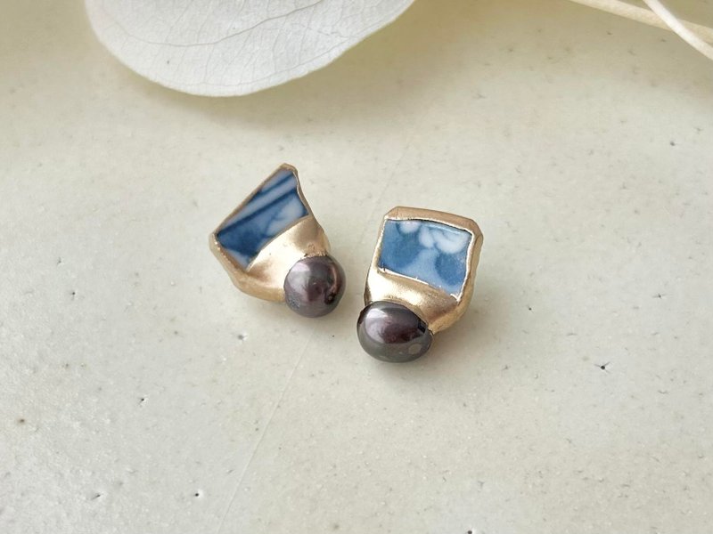 【金具が選べる】有田焼　金継ぎ　ピアス　イヤリング　和柄　淡水パール　ブラックピーコック　天然石　伝統工芸　No.126 - 耳環/耳夾/耳骨夾 - 陶 藍色
