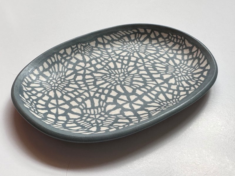 Twisted porcelain plate - Silver night snow - จานและถาด - เครื่องลายคราม สีเทา