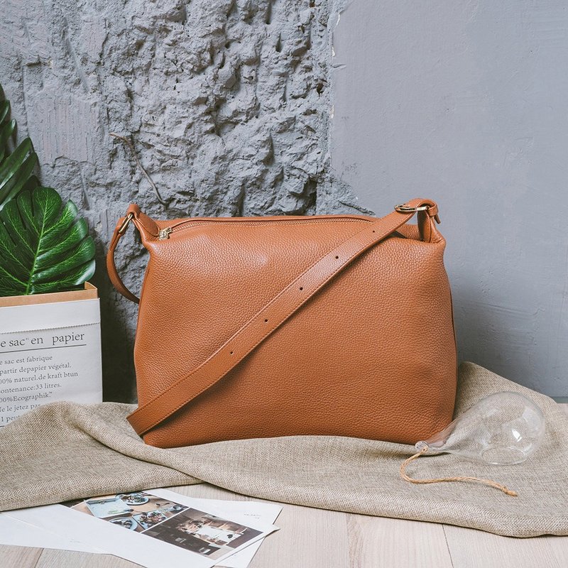 Genuine leather simple crossbody bag 22334 Brown M - กระเป๋าแมสเซนเจอร์ - หนังแท้ สีส้ม