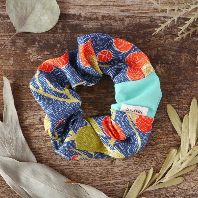 Happy Hair Ornament Scrunchie Scrunchie Camellia Pattern Silk Silk - เครื่องประดับผม - ผ้าไหม สีน้ำเงิน