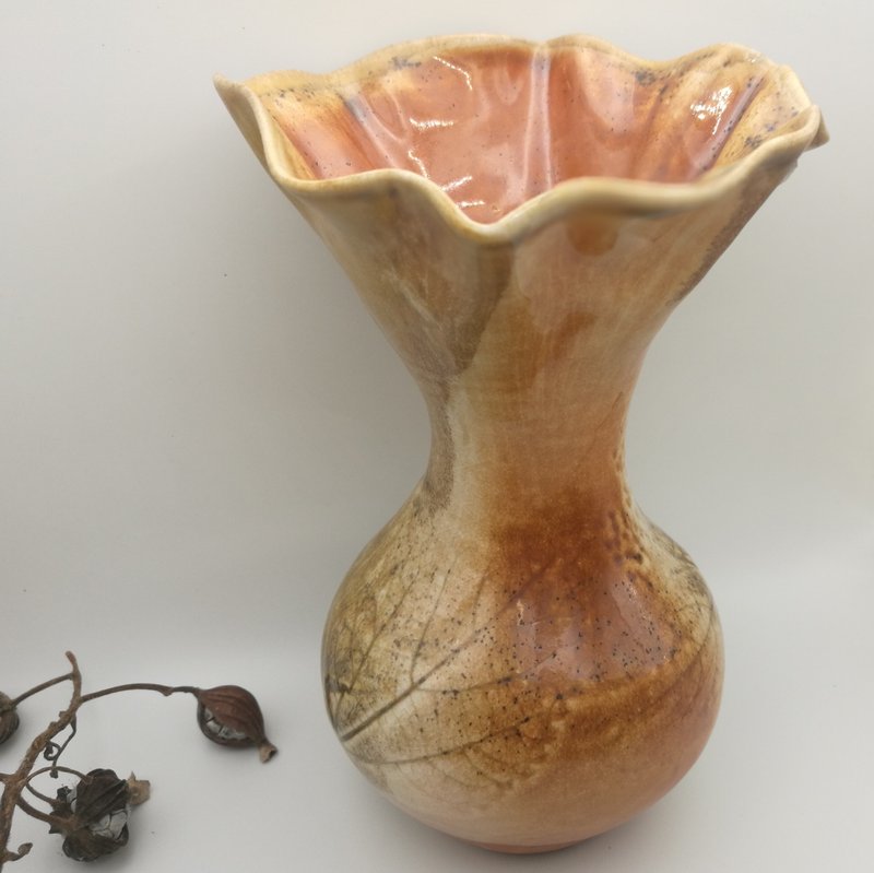 hand-thrown/wood-fired/vase/natural ash glaze/flame marks/ideal gift/keepsake - เซรามิก - ดินเผา สีทอง